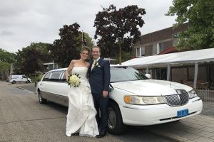 bruiloft met witte limousine