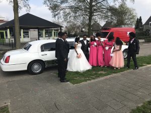 bruiloft met witte limousine