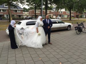 huwelijk met witte limousine