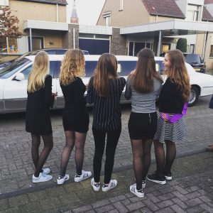 uitgaan met een witte limousine