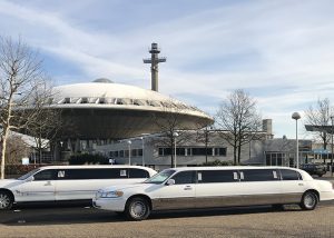 twee witte limousines eindhoven evoluon