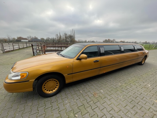 Gouden limousine, gouden lincoln limousine, gouden limousine huren, in2heaven